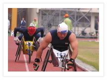휠체어 육상 경기중인 사진
